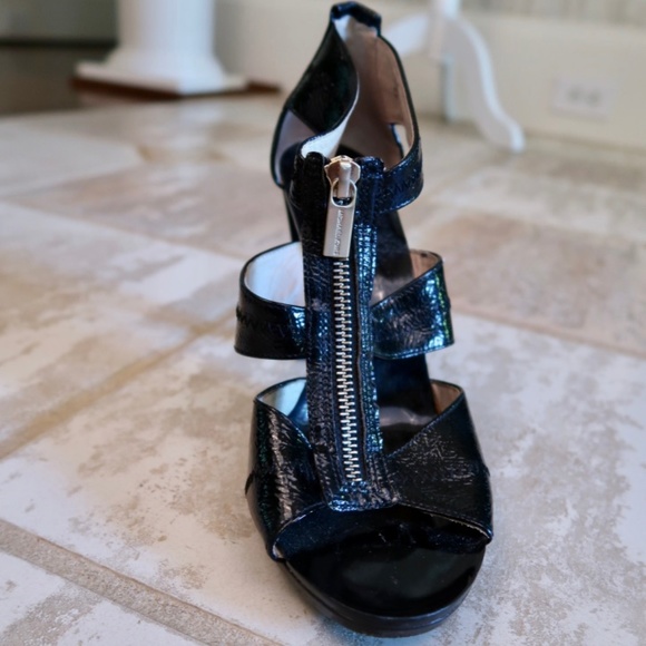 MICHAEL KORS Patent Leather Zip Heels Black EUC - Picture 7 of 9